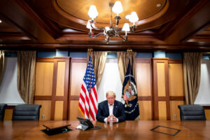 O presidente norte-americano Donald Trump em sala montada no hospital Walter Reed, em Washington. [fotografo]Tia Dufour/The White House[/fotografo]