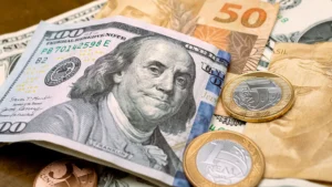 Dólar fecha em queda e Bolsa dispara após decisões de juros no Brasil e nos EUA