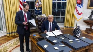 Mais crescimento econômico, menos agenda woke: veja decretos de Trump
