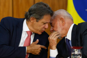 Fernando Haddad e Lula conversam durante anúncio no Palácio do Planalto