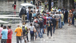 Sob Lula, população de rua ganhando mais de meio salário dispara