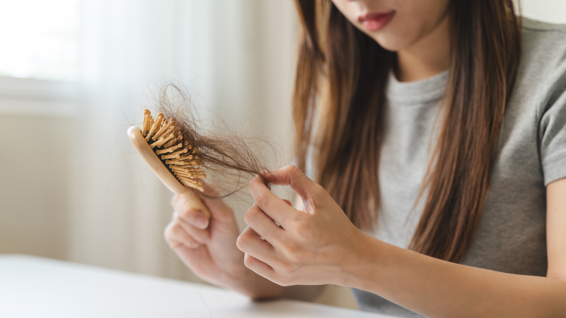 Vitaminas essenciais para prevenir a queda de cabelo, segundo um médico