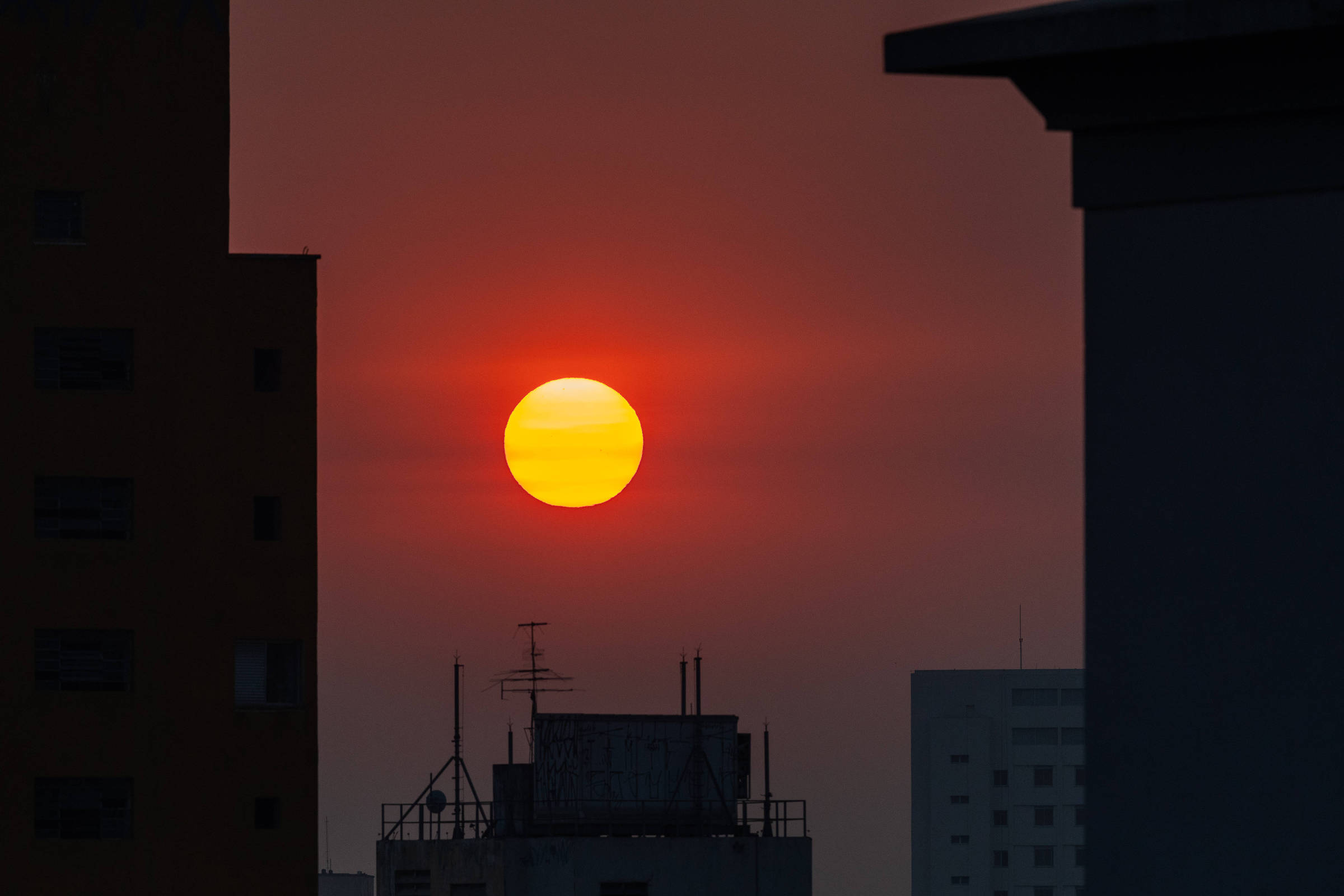 nascer do sol em céu poluído