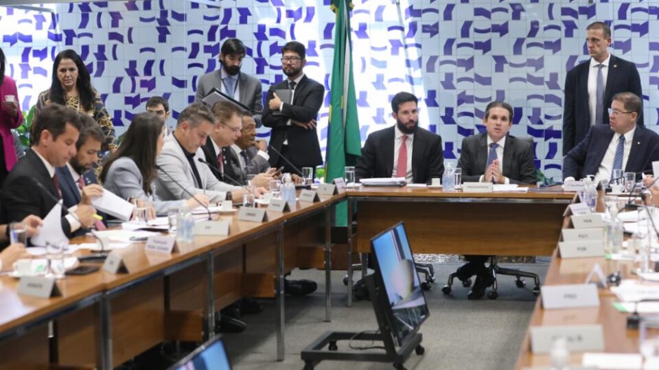 Deputados discutem nova possibilidade de saque do FGTS