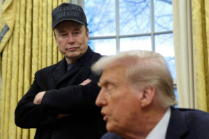 A imagem mostra um homem com um boné que diz