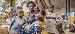 Uma família deslocada sentada em frente ao seu abrigo improvisado em Goma, província de Kivu do Norte, República Democrática do Congo