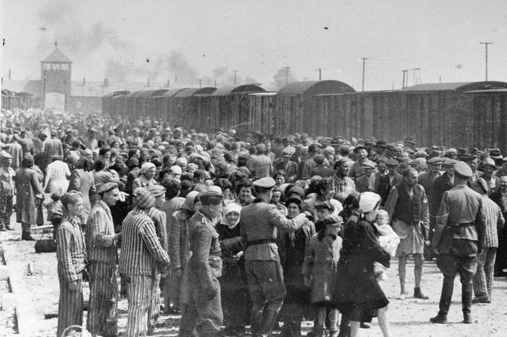 Secretário-geral aponta esforços que vêm sendo feitos para reformular e inocentar os nazistas