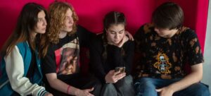 Jovens adultos verificam as redes sociais na Macedônia do Norte