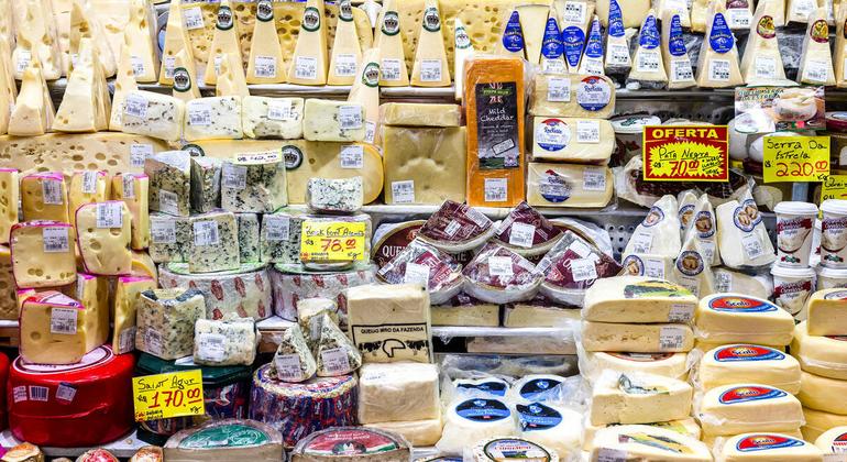 Queijo à venda em um mercado em São Paulo, Brasil. Grande parte dos produtores do Queijo Minas Artesanal possui pequenas propriedades rurais
