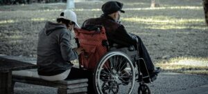 Os direitos das pessoas com deficiência estão sendo ameaçados pelas más condições de trabalho dos cuidadores