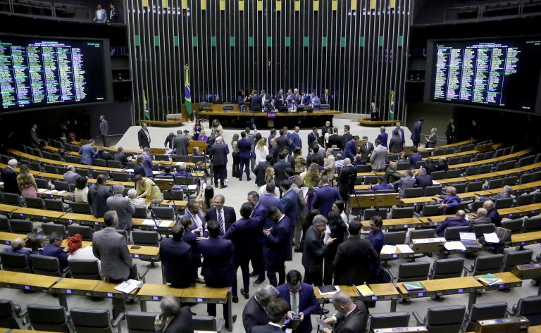 Discussão e votação de propostas legislativas.