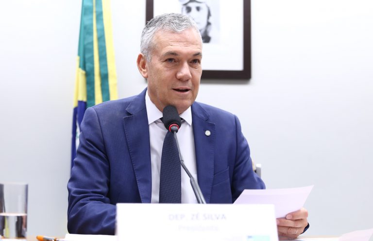 Deputado Zé Silva fala ao microfone