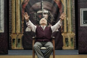 Othon Bastos celebra 91 anos com monólogo teatral - 08/04/2025 - Mise-en-scène