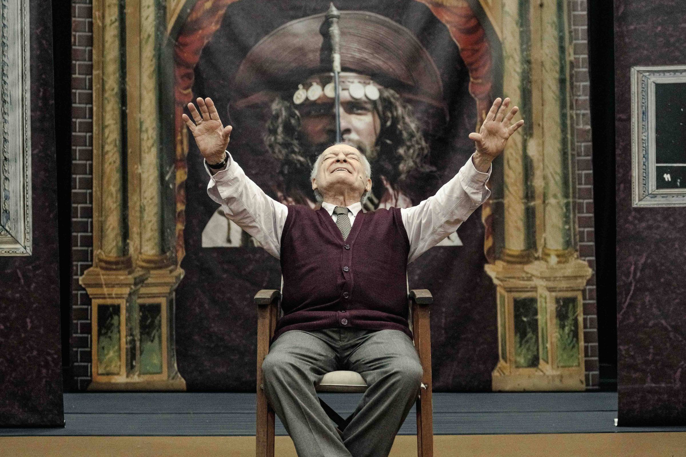 Othon Bastos celebra 91 anos com monólogo teatral - 08/04/2025 - Mise-en-scène