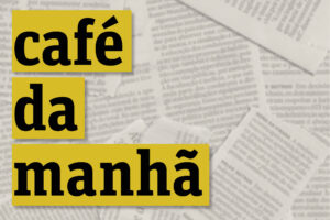 Imagem de capa do podcast Café da Manhã, com o nome do programa escrito sobre vários recortes de jornais. Logos de de Spotify e Folha de S.Paulo podem ser vistas nos cantos