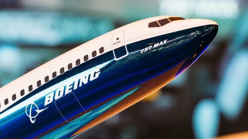 Novo CEO põe em marcha plano para salvar a Boeing e vende divisão de aviação digital por US$ 10,5 bi