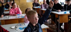 Crianças em uma escola em Olyzarivka, Ucrânia