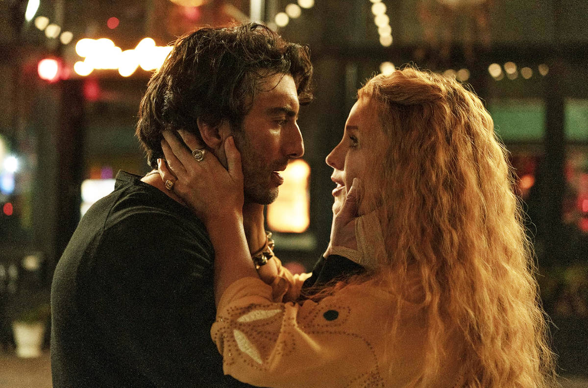 A imagem mostra um casal em um momento íntimo
