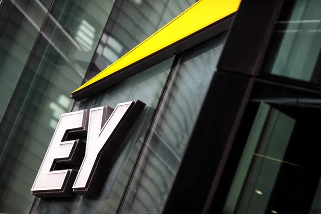 EY mescles design, criativo, serviços CX e AI no EY Studio+