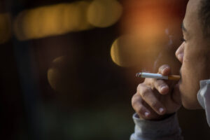 Fumantes de cigarro têm taxas mais altas de deficiência - 21/06/2025 - Equilíbrio e Saúde