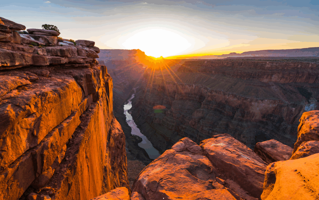 Turista brasileiro no Grand Canyon durante passeio turístico nos EUA com segurança, seguindo orientações da SG Global Group.

