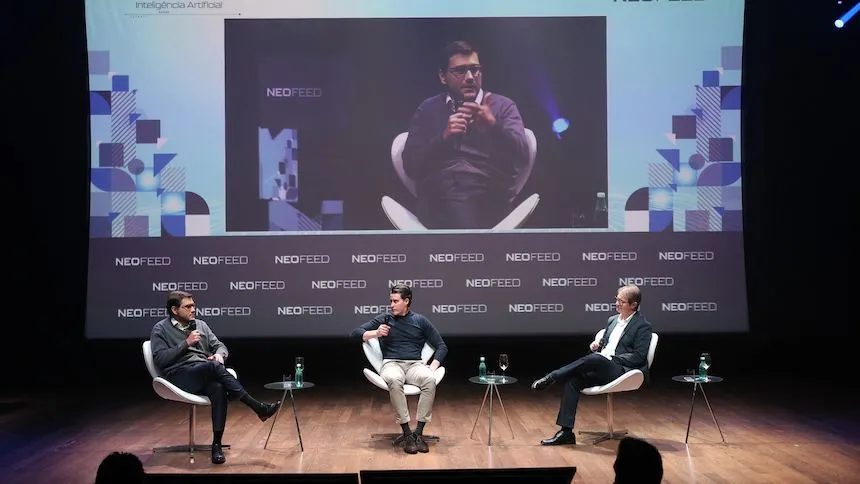 Brenno Raiko, sócio responsável por investimentos em Tecnologia América Latina na Advent; Carlos Simonsen, sócio e managing partner da Upload Ventures; e Ralphe Manzoni Jr., cofundador do NeoFeed