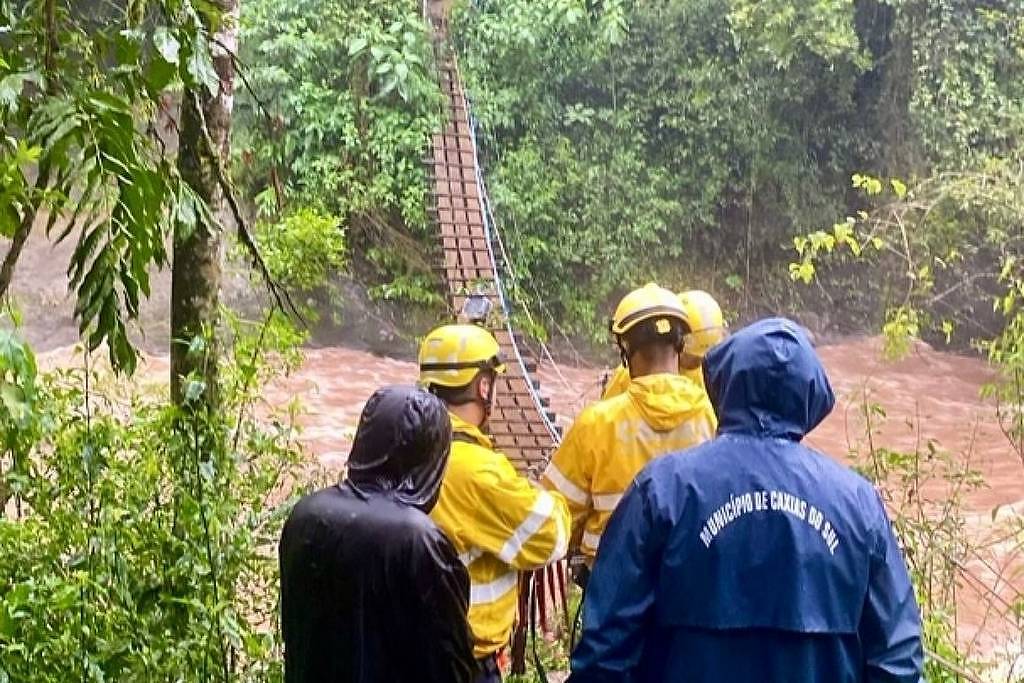 Vídeo: crianças retiradas de área de risco em Caxias (RS) - 19/06/2025 - Cotidiano