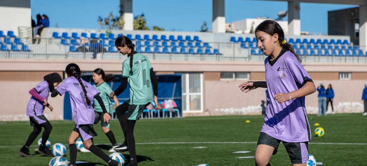 Meninas futebolistas se apresentam no festival "Her Game", organizado pela Generation Amazing no Marrocos.