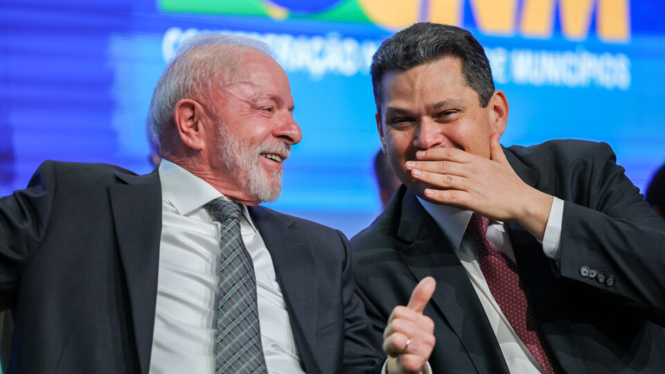 Alcolumbre sinaliza recuo e volta a negociar com Lula