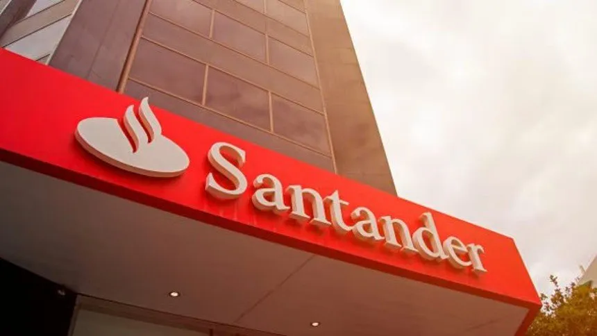 Santander Brasil lucra R$ 3,65 bilhões, aumenta provisões e IOF impacta carteira de crédito
