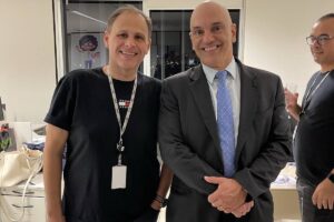Eduardo Tagliaferro, então chefe da AEED (Assessoria Especial de Enfrentamento à Desinformação) do TSE, e o ministro Alexandre de Moraes