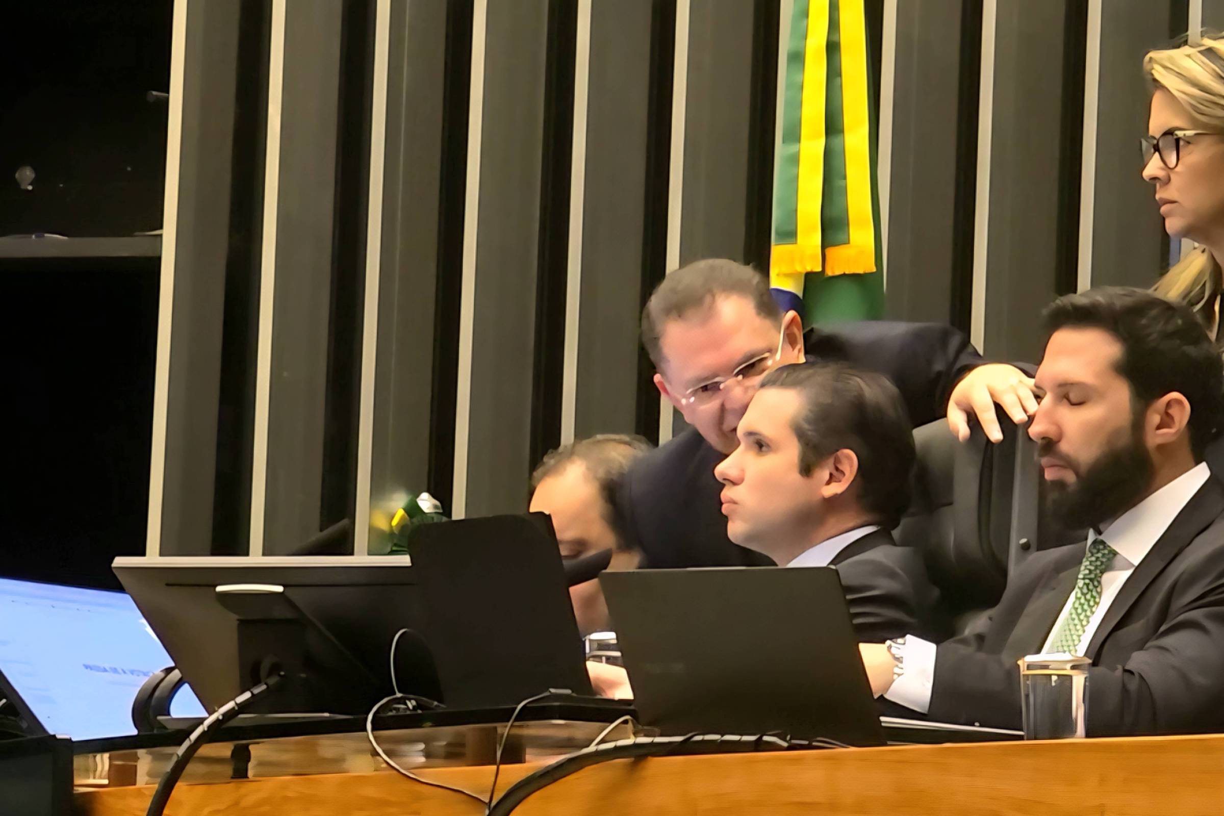 Vídeo: Líder do PL pede perdão a presidente da Câmara - 07/08/2025 - Poder