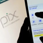 Celular aberto no Pix. A pessoa está fazendo a transferência e conferindo se não é um Golpe do Pix.