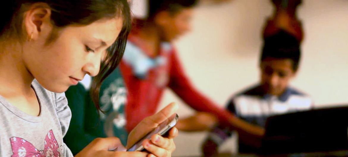 A conectividade com a Internet nas escolas é essencial para fortalecer os sistemas educacionais