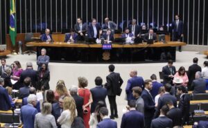 Discussão e votação de propostas legislativas.
