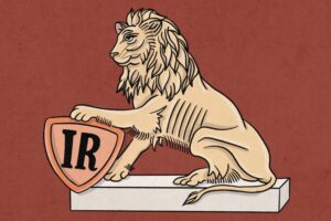 A imagem apresenta um leão estilizado em uma pose majestosa, apoiado sobre uma base. O leão tem uma pelagem clara e uma juba volumosa. Ele segura um escudo em sua pata dianteira, que possui as letras