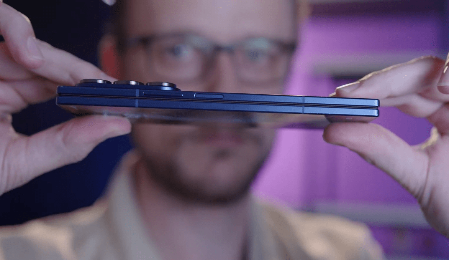 Homem segura o Samsung Galaxy Fold 7 fechado, horizontalmente.