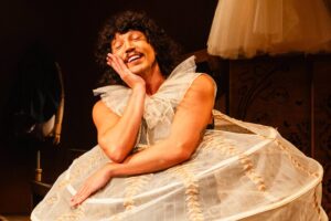 Trupe Ave Lola recria Shakespeare com apenas um ator - 16/09/2025 - Mise-en-scène