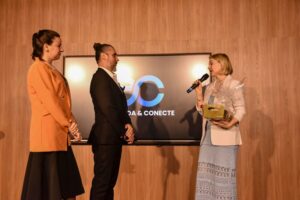 Vanice Jacoboski no palco durante uma apresentação, transmitindo confiança e autoridade em finanças estratégicas.