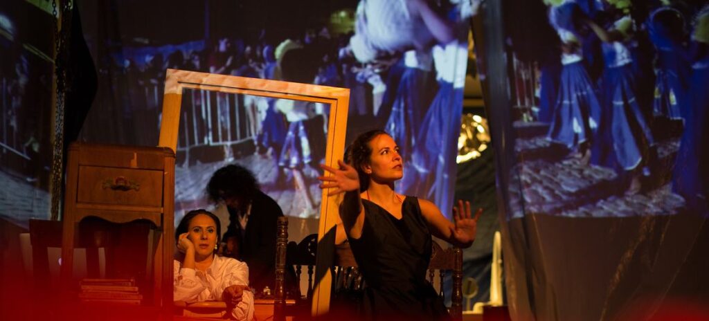 Debora Balardini, Mario Forte e Andressa Furletti em cena na peça de teatro Dentro do Coração Selvagem