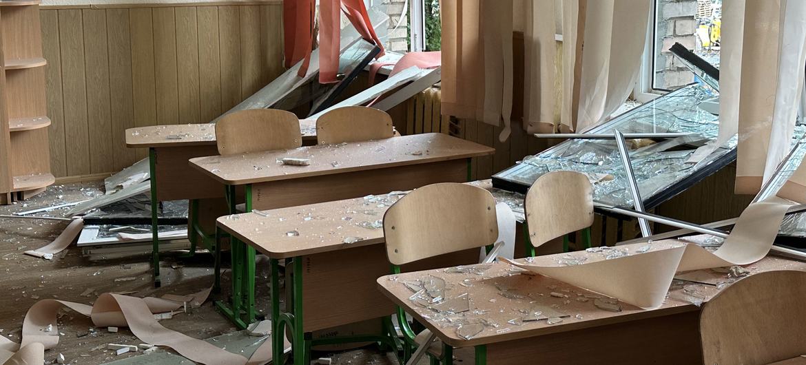 Uma sala de aula em Kiev, Ucrânia, em ruínas após ser atingida por um míssil (arquivo)