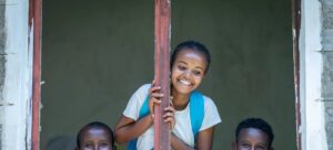 Para milhões, a infância continua marcada pela pobreza extrema, desnutrição, ausência de cuidados de saúde e interrupção escolar