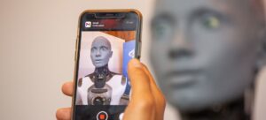 A neurotecnologia, que liga diretamente o cérebro a máquinas, tem transformado a vida de pessoas com deficiências graves, oferecendo novas formas de comunicação e autonomia