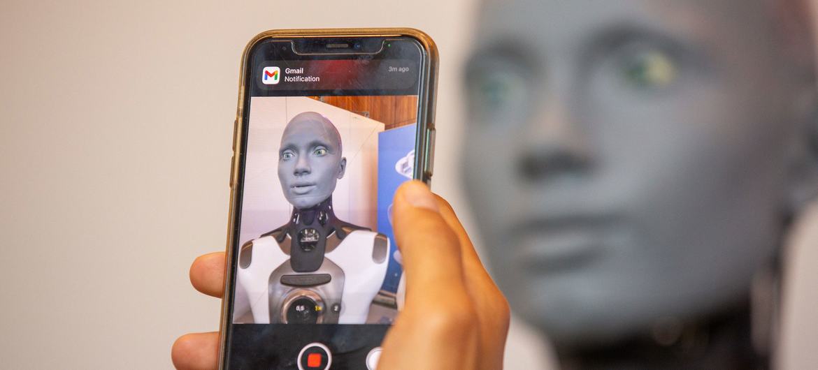 A neurotecnologia, que liga diretamente o cérebro a máquinas, tem transformado a vida de pessoas com deficiências graves, oferecendo novas formas de comunicação e autonomia