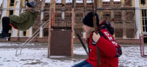 Meninos brincam em meio às ruínas de uma escola em Kharkiv, na Ucrânia