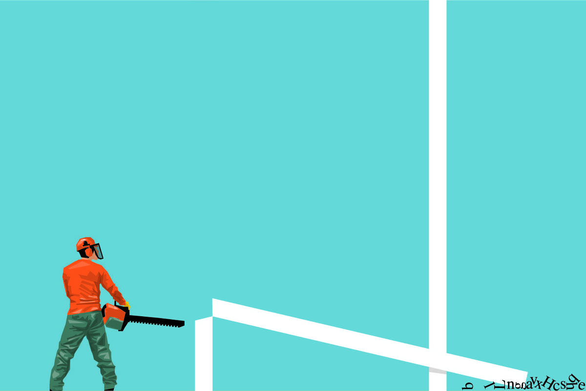 Pessoa vestindo capacete laranja com viseira, camiseta laranja e calça verde segura motosserra preta e laranja, olhando para estrutura branca abstrata contra fundo azul claro.