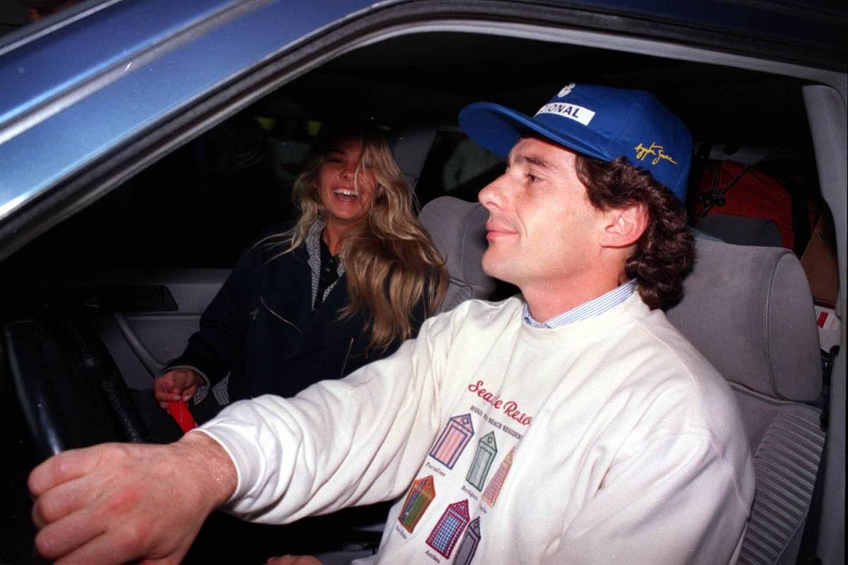 O piloto de Fórmula 1 Ayrton Senna com a namorada Adriane Galisteu, no carro, após desembarcarem no aeroporto de Cumbica, ao retornaram de Lisboa