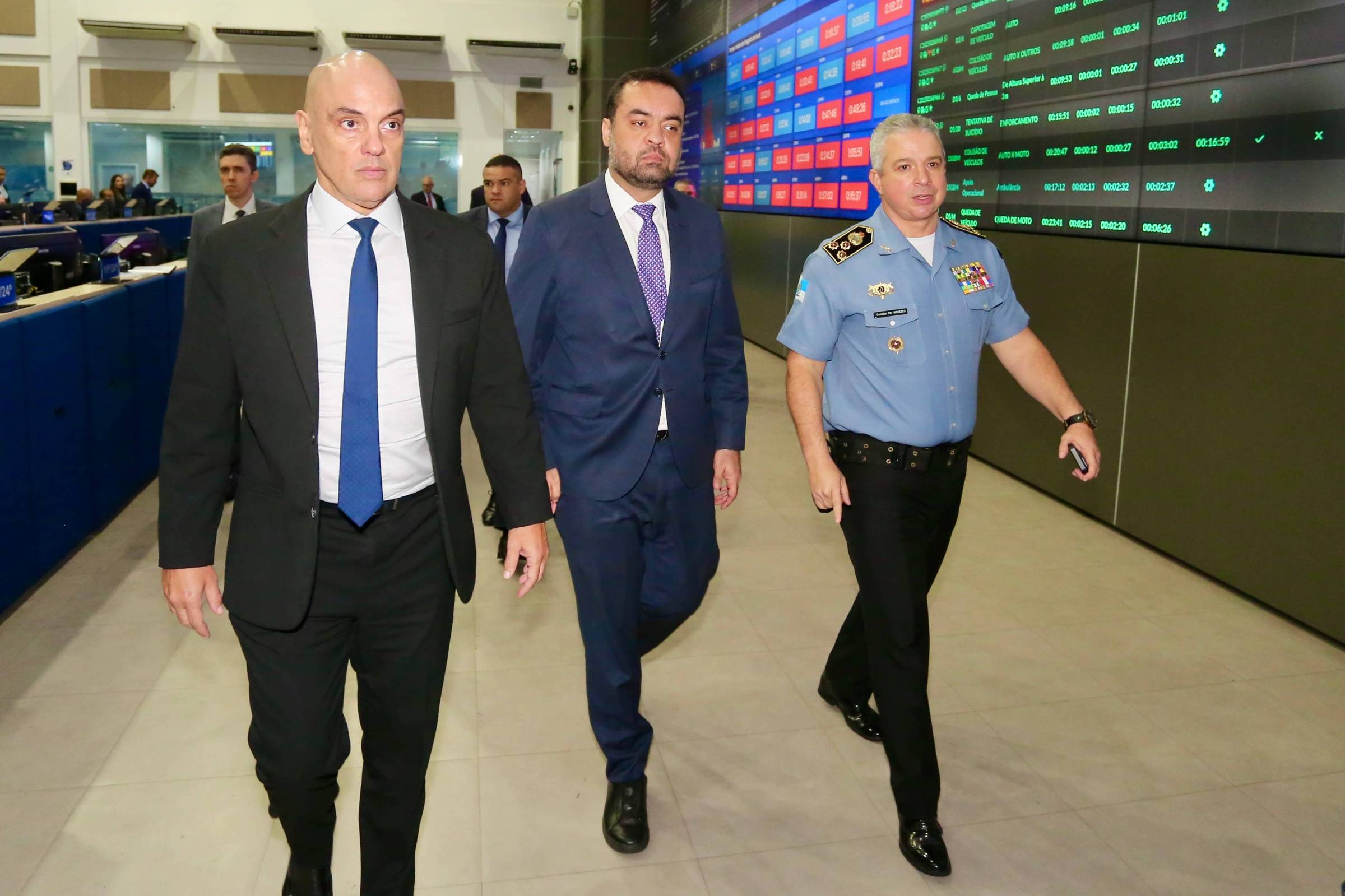 Alexandre de Moraes, Cláudio Castro e coronel Marcelo Menezes durante visita ao Centro Integrado de Comando e Controle Secretaria de Estado de Polícia Militar