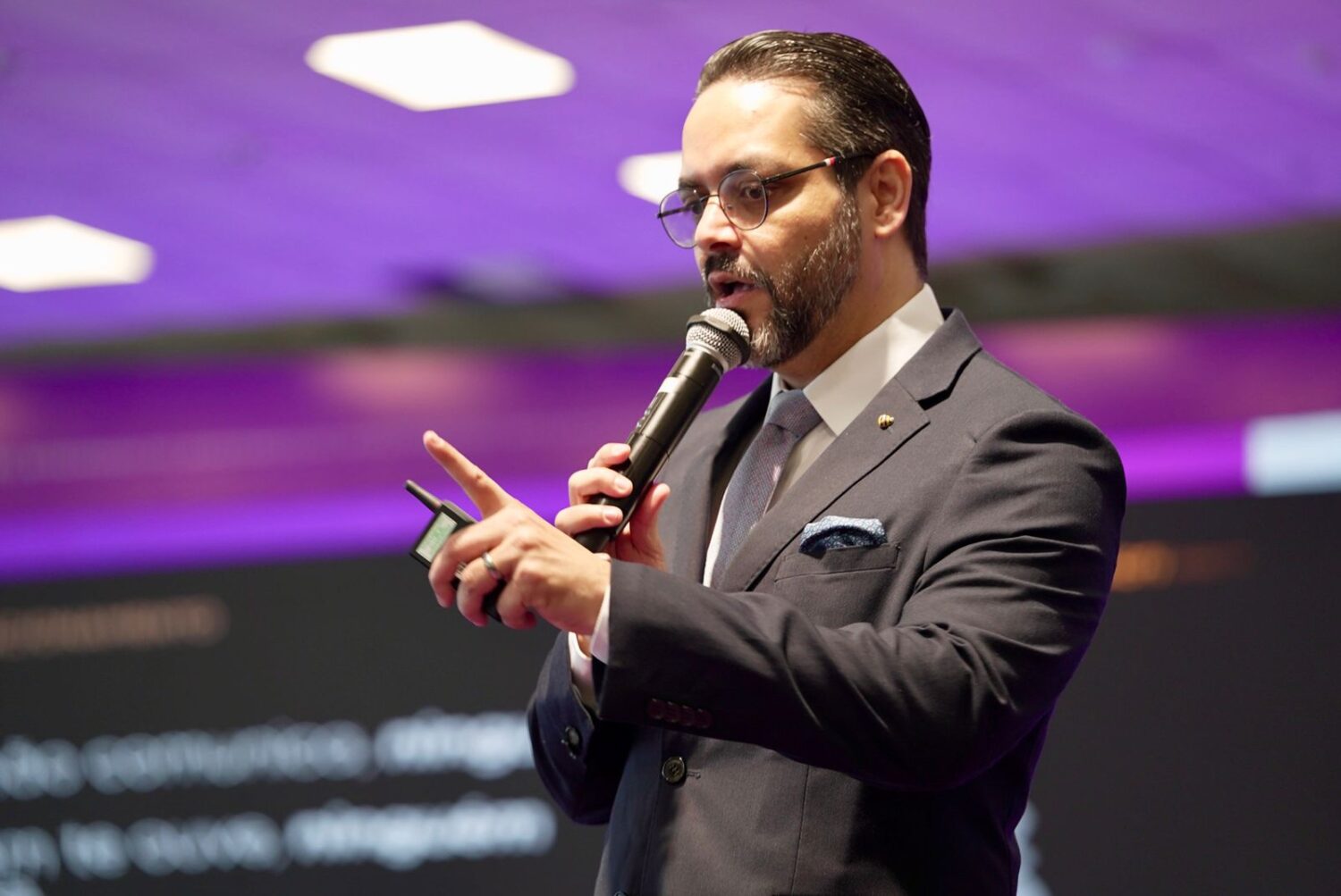 Empreendedores sob ataque: Fórum Negócios expõe a verdade incômoda da reputação digital