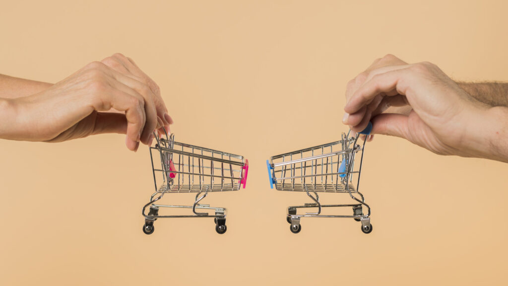 maos-segurando-pequeno-carrinhos-compras